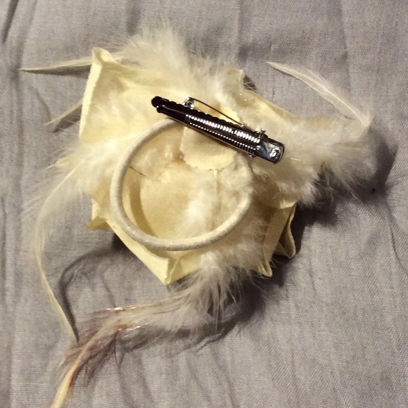 🌸CREAM TAN IVORY HAIR FLOWER ROSE PIN UP CLIP LUV - Picture 5 of 5